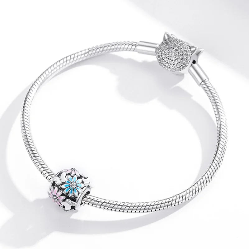(Bild für) Silberner Charm mit hellen Gänseblümchen im Pandora-Stil - SCC1837 - Ansicht 3
