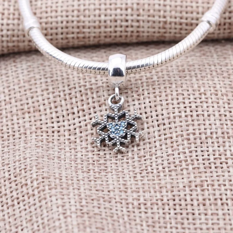 (Bild für) Disney, PANDORA Mickey's Sparkling Snowflake Charm - 791467CFL - Ansicht 2