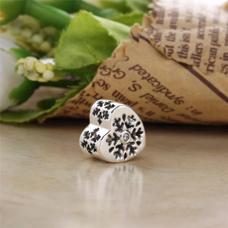 (Bild für) Durchbrochener PANDORA-Schneeflockenherz-Charm - 796359CZ - Ansicht 3