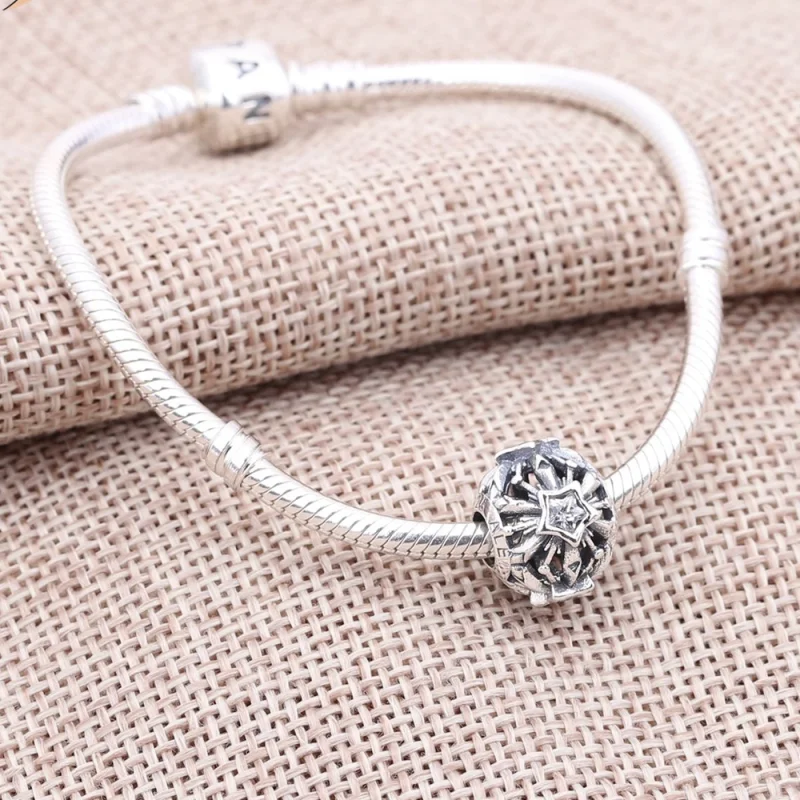 (Bild für) PANDORA Disney Frozen Schneeflocken-Anhänger aus durchbrochenem Silber mit kubis - Ansicht 2