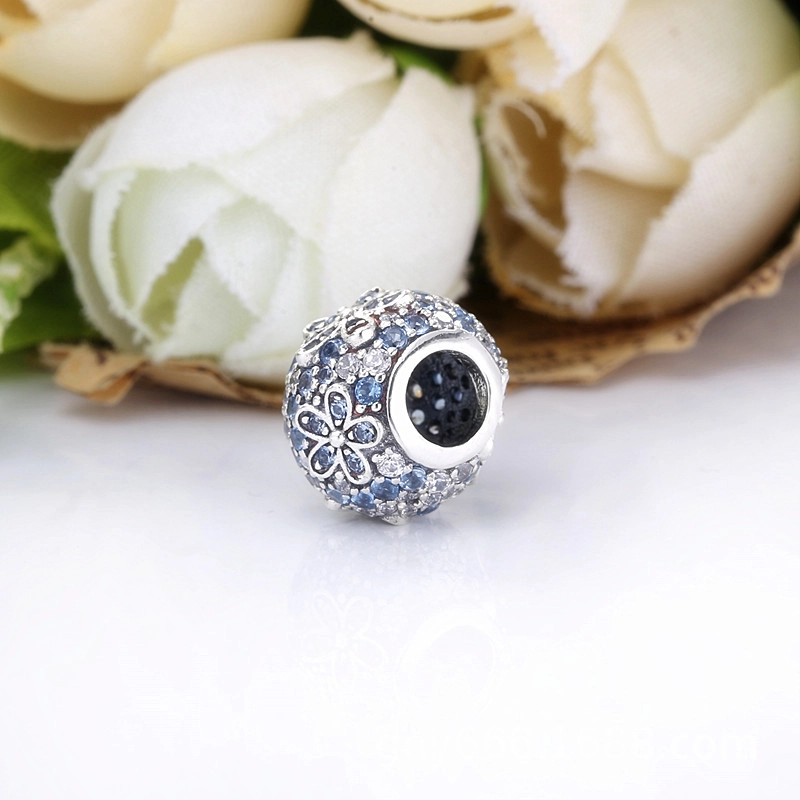 (Bild für) PANDORA Aquamariner Gänseblümchen-Charm mit Pavé-Motiv - 798797C01 - Ansicht 3